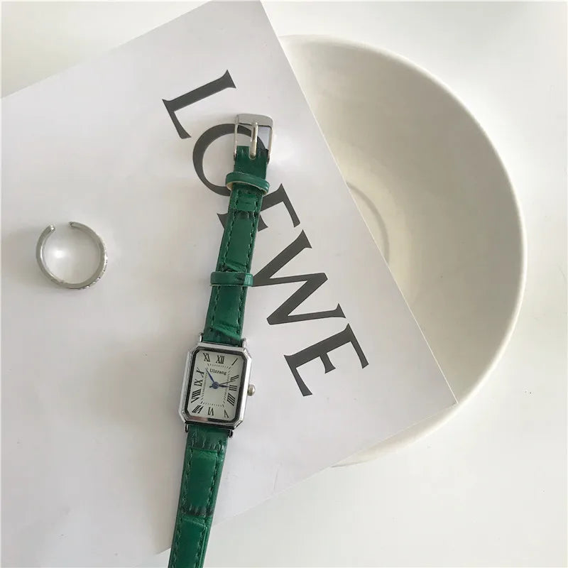 Retro Women’s Quartz Watch with Classic Leather Strap
