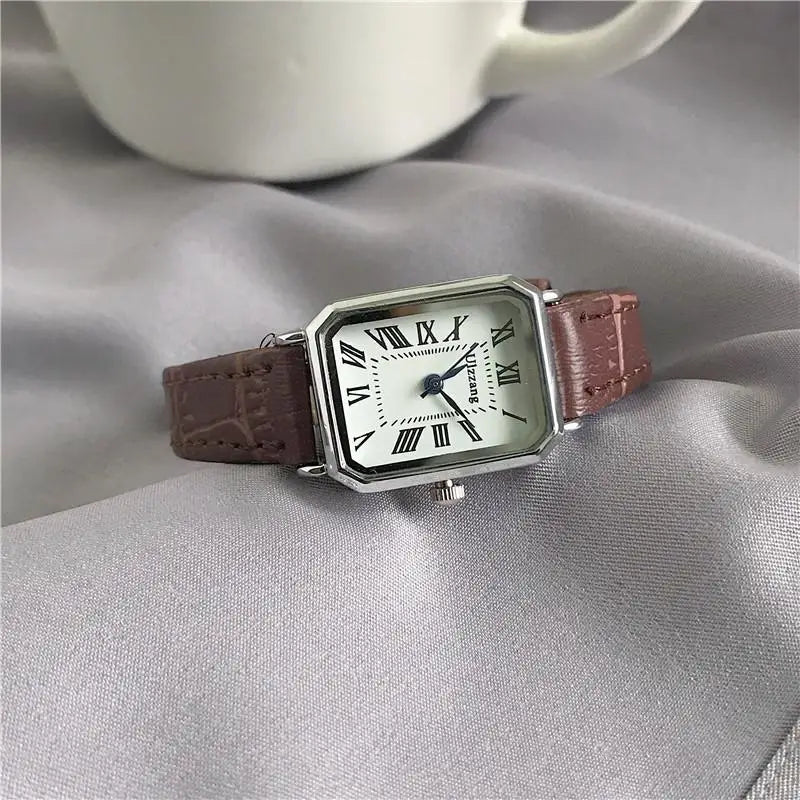 Retro Women’s Quartz Watch with Classic Leather Strap