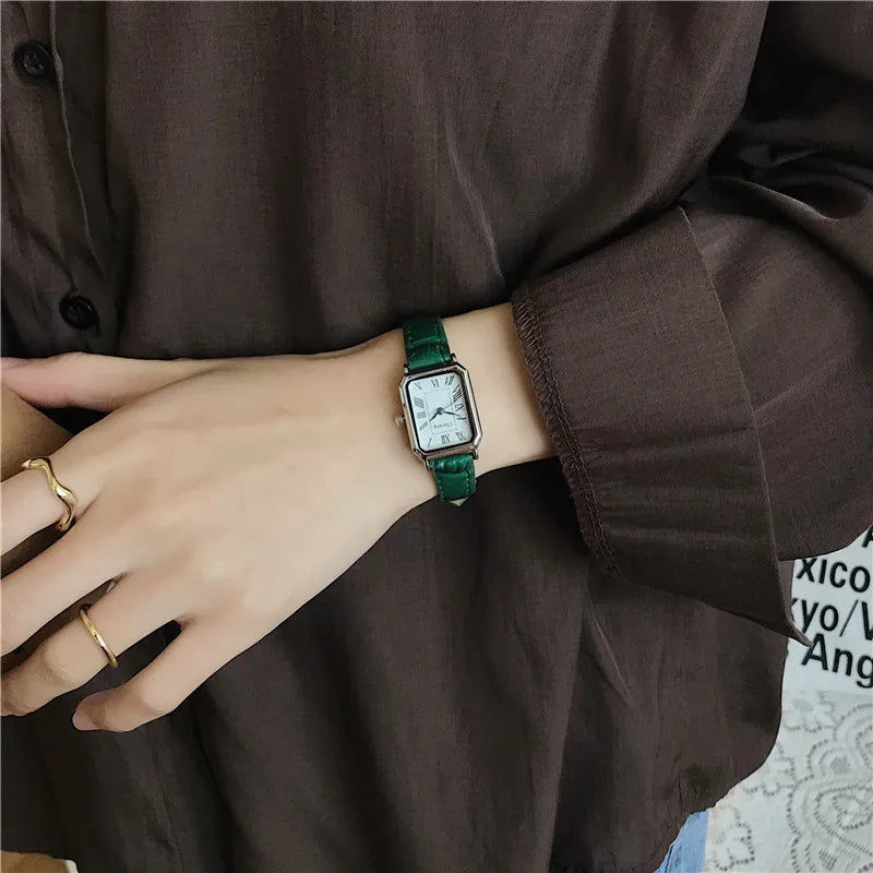 Retro Women’s Quartz Watch with Classic Leather Strap