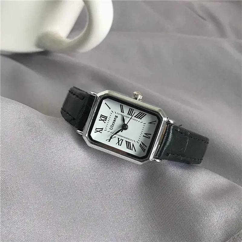 Retro Women’s Quartz Watch with Classic Leather Strap